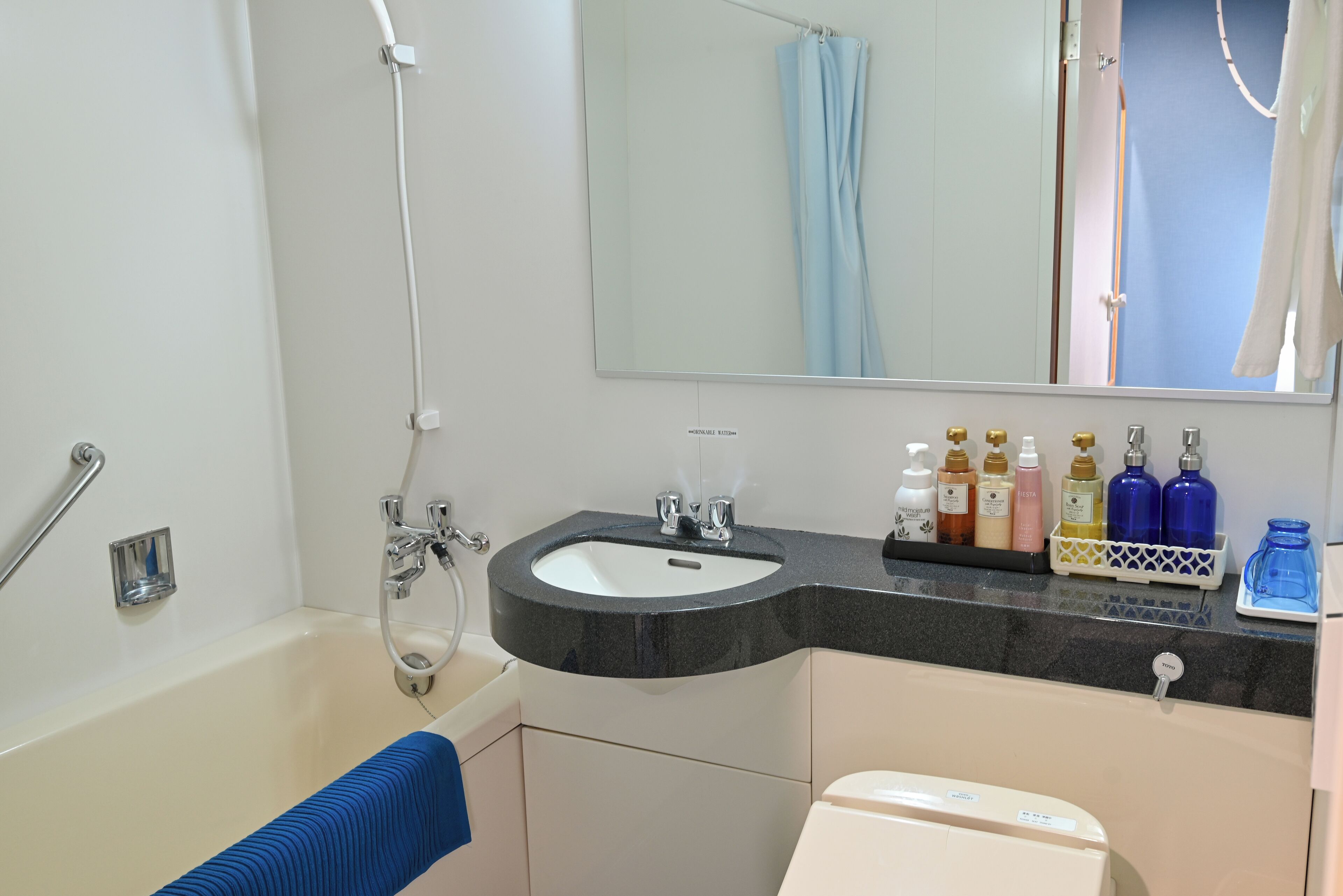 design twin room, non smoking | bathroom | shower, free toiletries, hair dryer, slippers