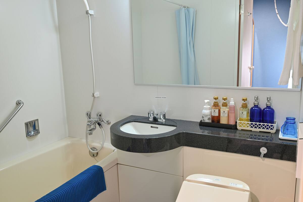 design twin room, non smoking | bathroom | shower, free toiletries, hair dryer, slippers
