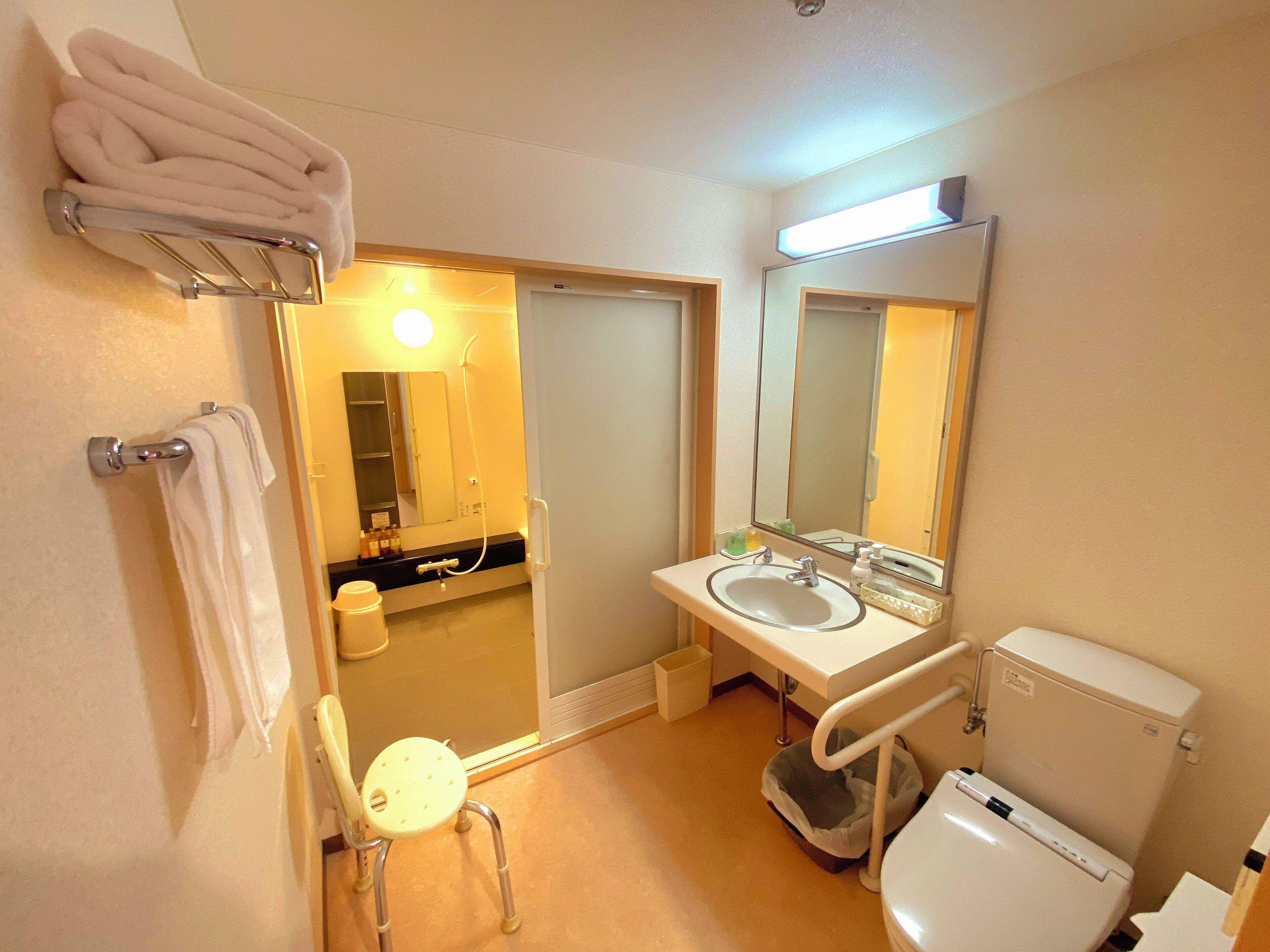 deluxe twin room, non smoking | bathroom | shower, free toiletries, hair dryer, slippers
