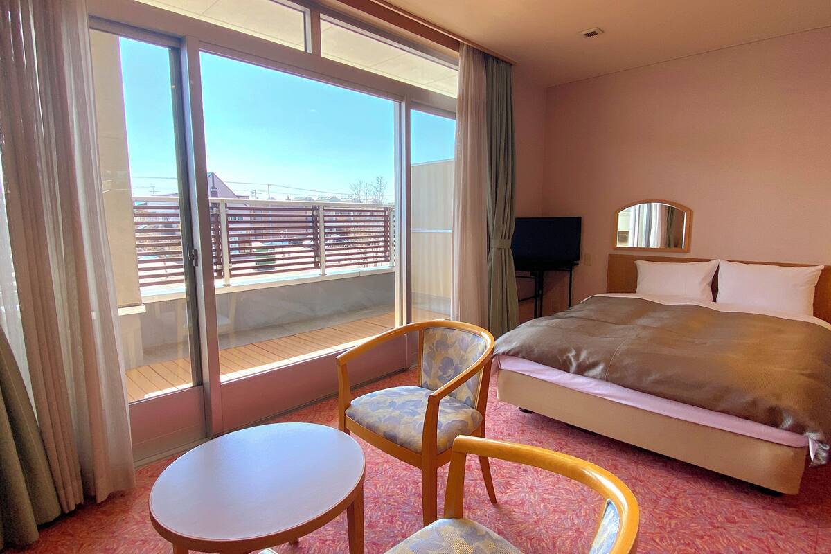 deluxe twin room, non smoking | in-room safe, desk, free wifi, bed sheets