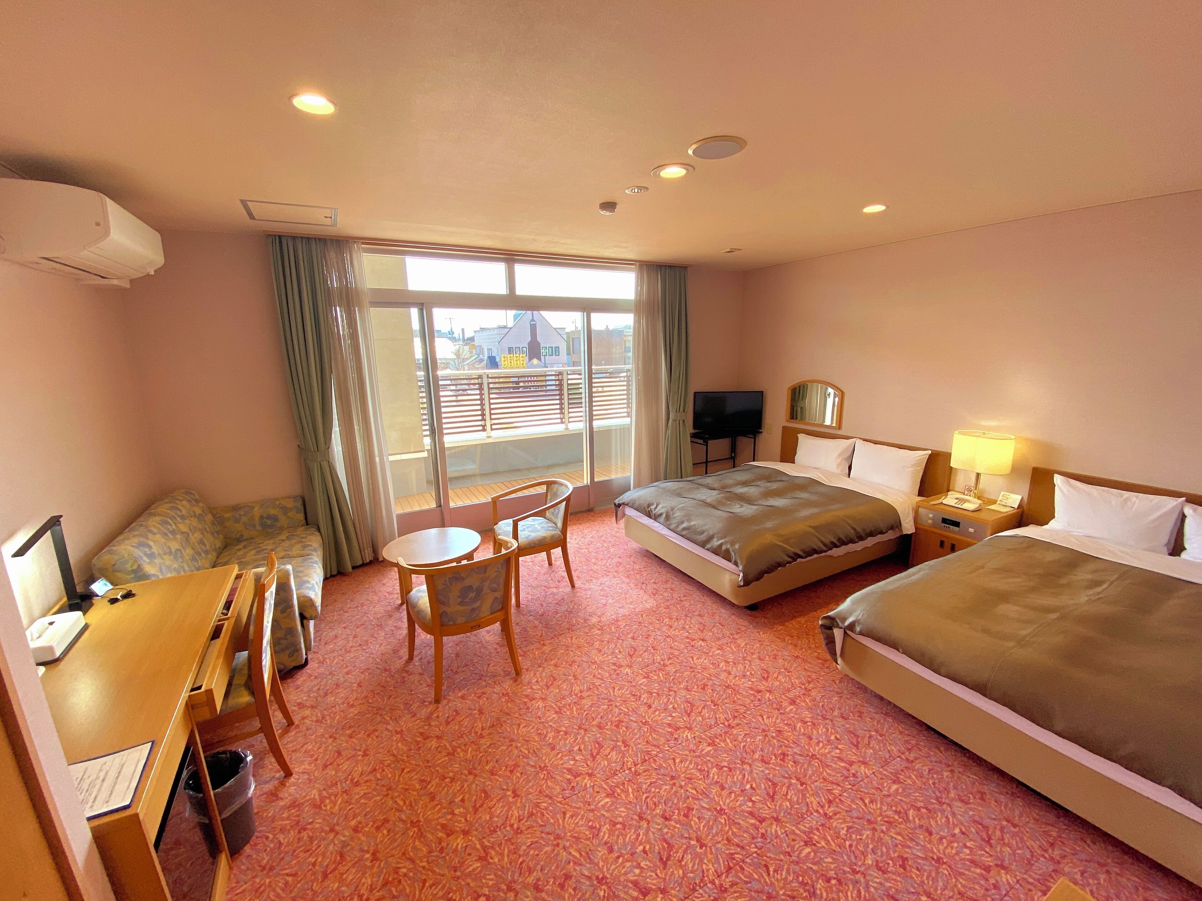 deluxe twin room, non smoking | in-room safe, desk, free wifi, bed sheets