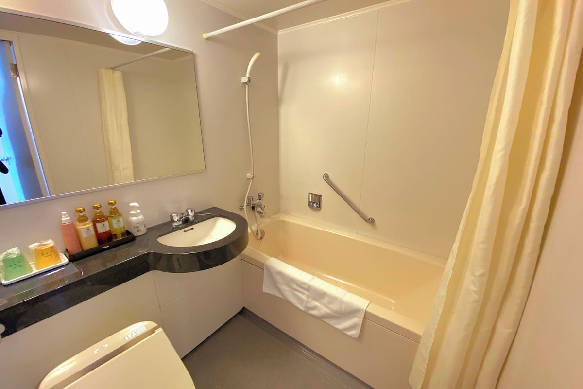 standard twin room, smoking | in-room safe, desk, free wifi, bed sheets