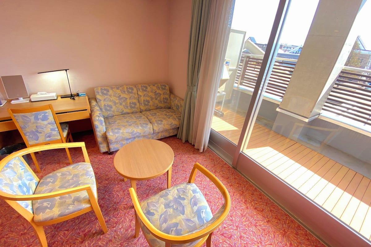 deluxe twin room, non smoking | in-room safe, desk, free wifi, bed sheets