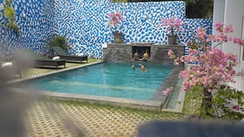 Piscine extérieure, chaises longues