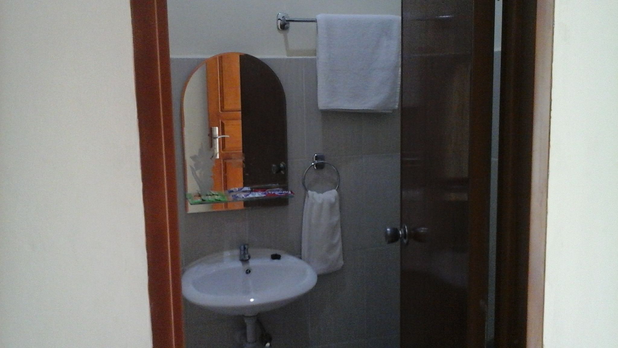 standard twin room, 2 single beds | bathroom | shower, towels