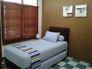 Kilo | Desk, iron/ironing board, free WiFi - Junjunan Dalam Sharia Guesthouse (Bandung)