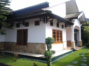 Terrace/patio - Junjunan Dalam Sharia Guesthouse (Bandung)