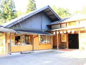 供应午餐和晚餐，日本菜