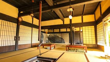 供应午餐和晚餐,日本菜