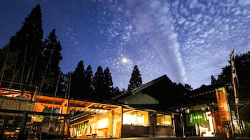 住宿正面 (夜晚)