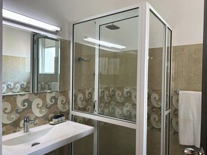 Shower, free toiletries, hair dryer, towels - The Suite 262 (Negombo)