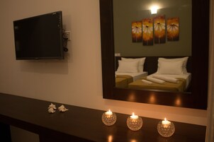 Habitación estándar | Ropa de cama de alta calidad, escritorio, tabla de planchar con plancha