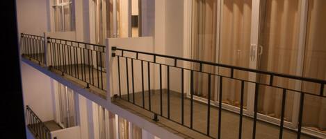 Un edificio de varios pisos con balcones, ventanas amplias y un diseño arquitectónico moderno.