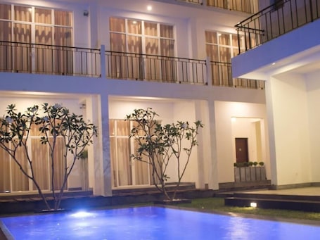 Outdoor pool, pool loungers. The Suite 262