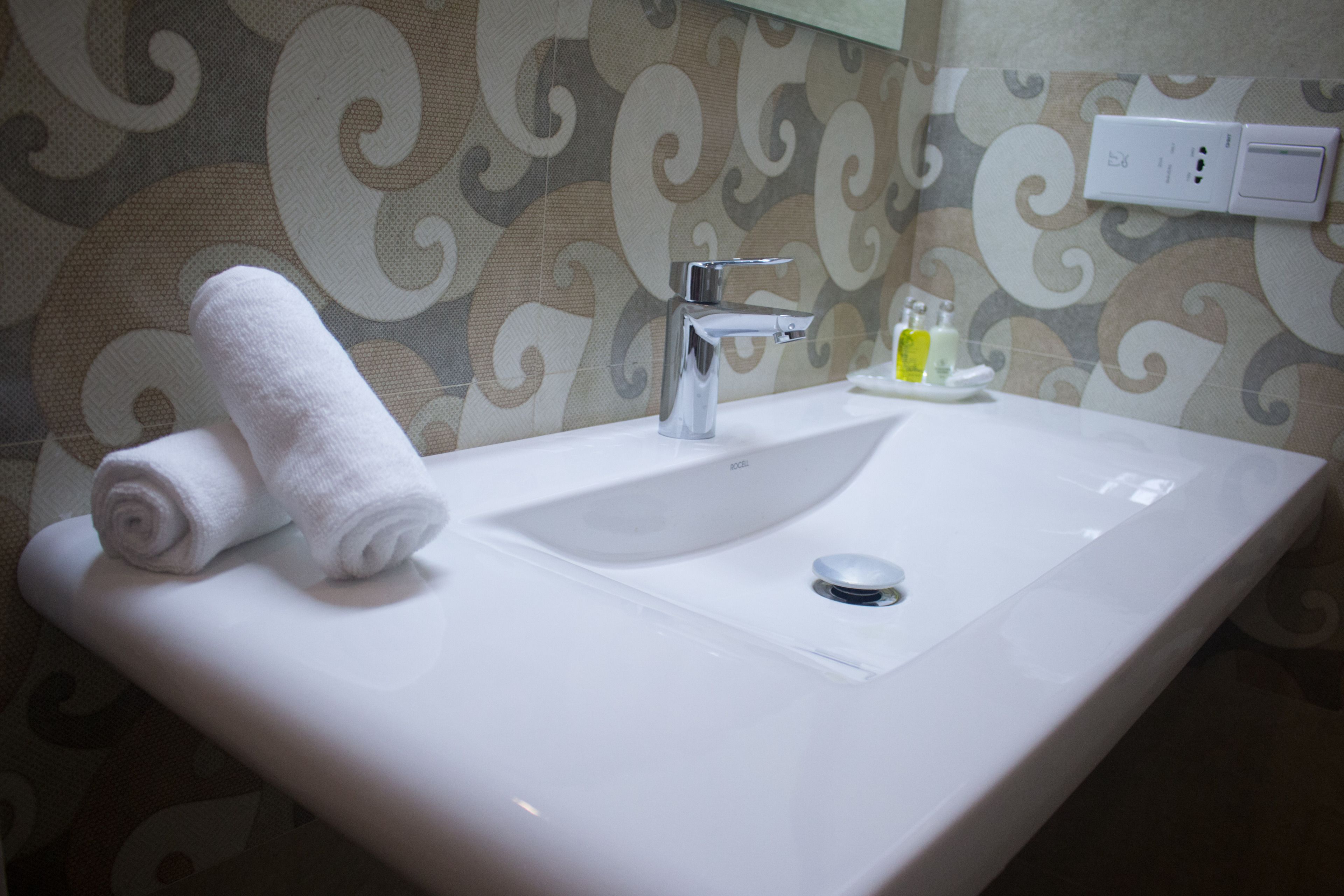 deluxe room, balcony | bathroom | shower, free toiletries, hair dryer, towels