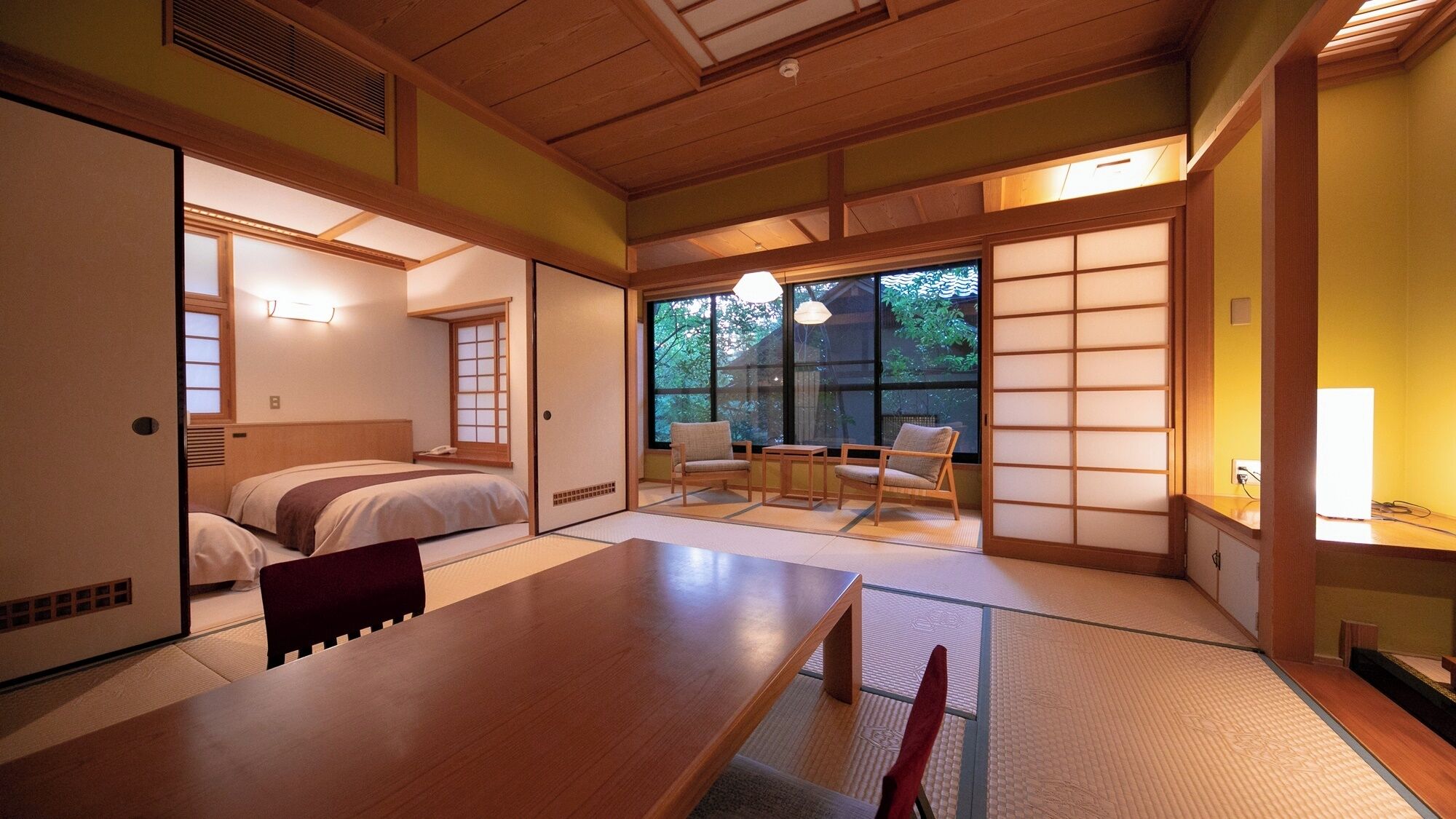 Een traditionele Japanse kamer met tatami vloerbedekking, een lage houten tafel en een schuifdeur van shoji.