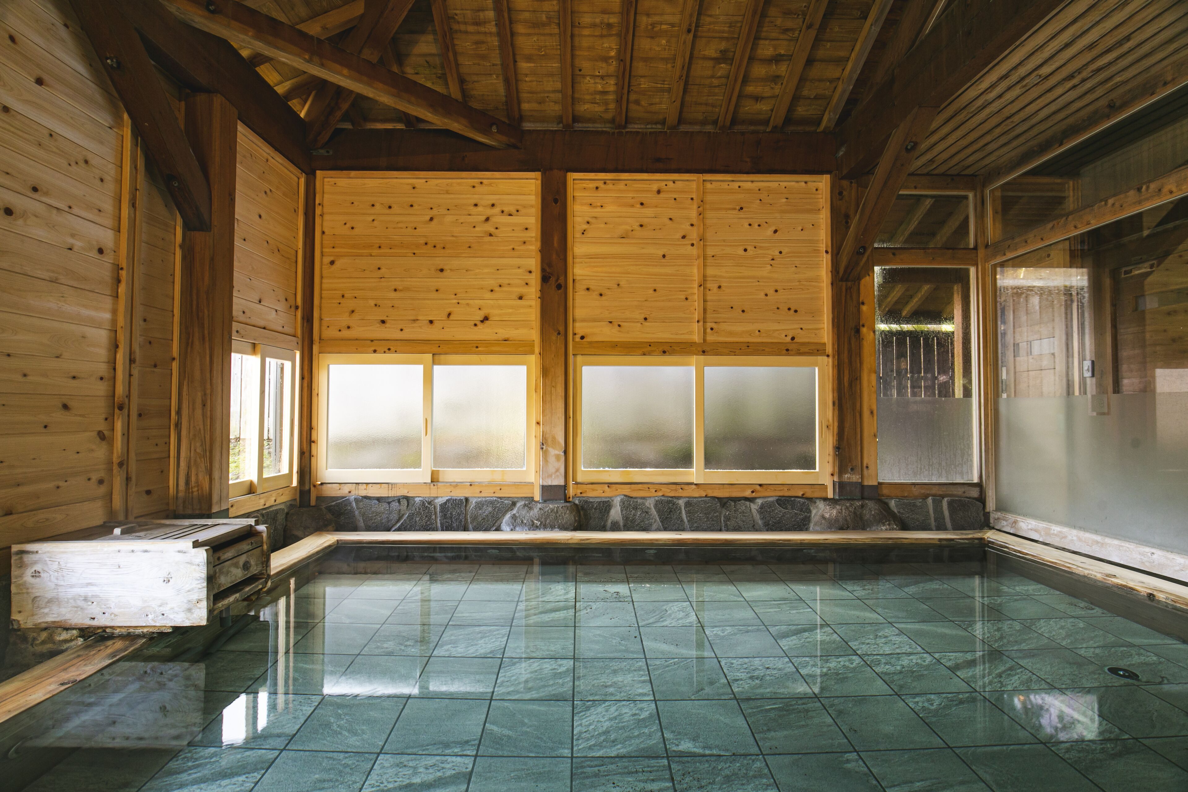 Un interior tradicional de madera con suelo de esteras de tatami y puertas correderas.
