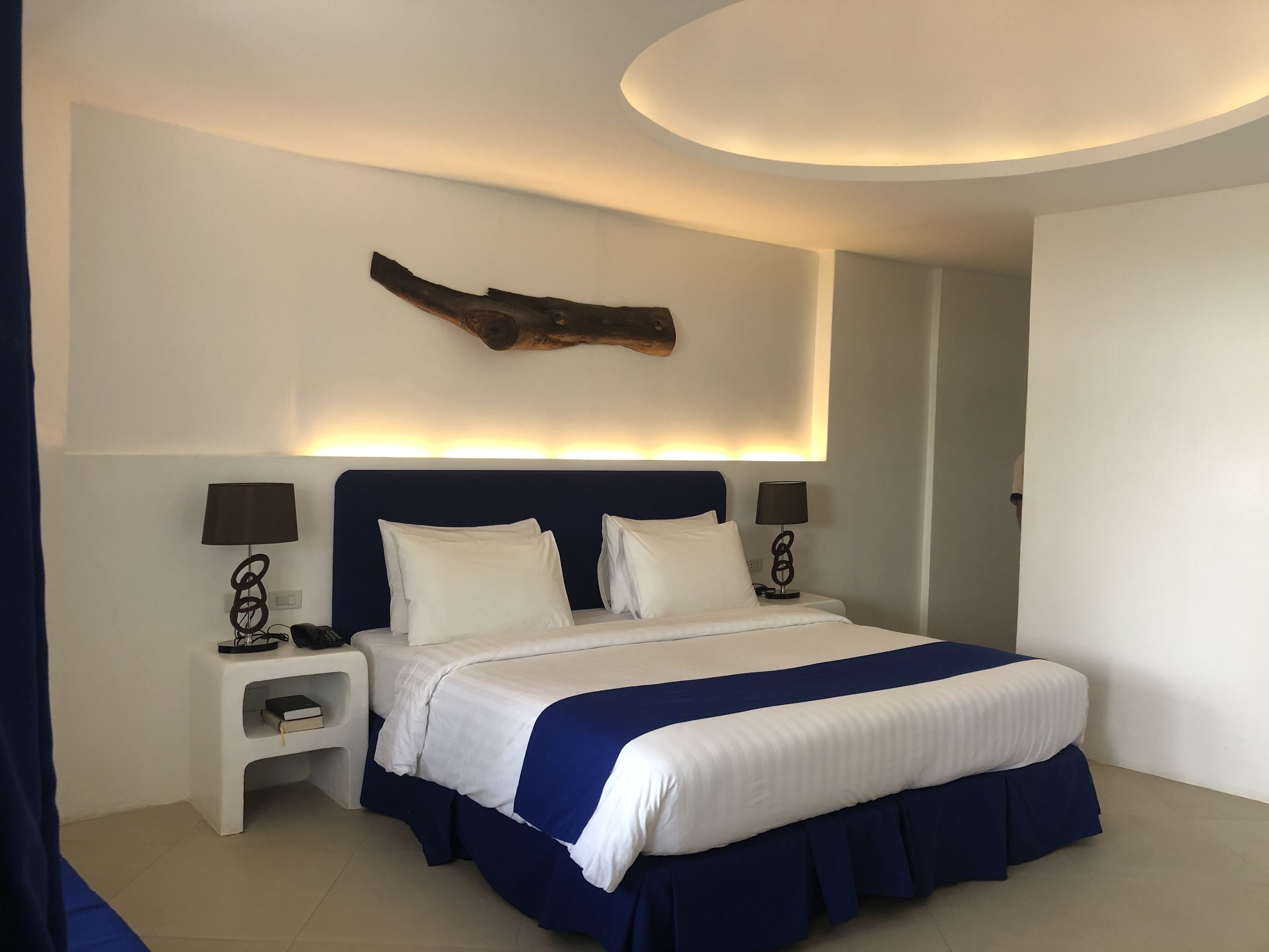 deluxe double room | minibar, in-room safe, desk, soundproofing