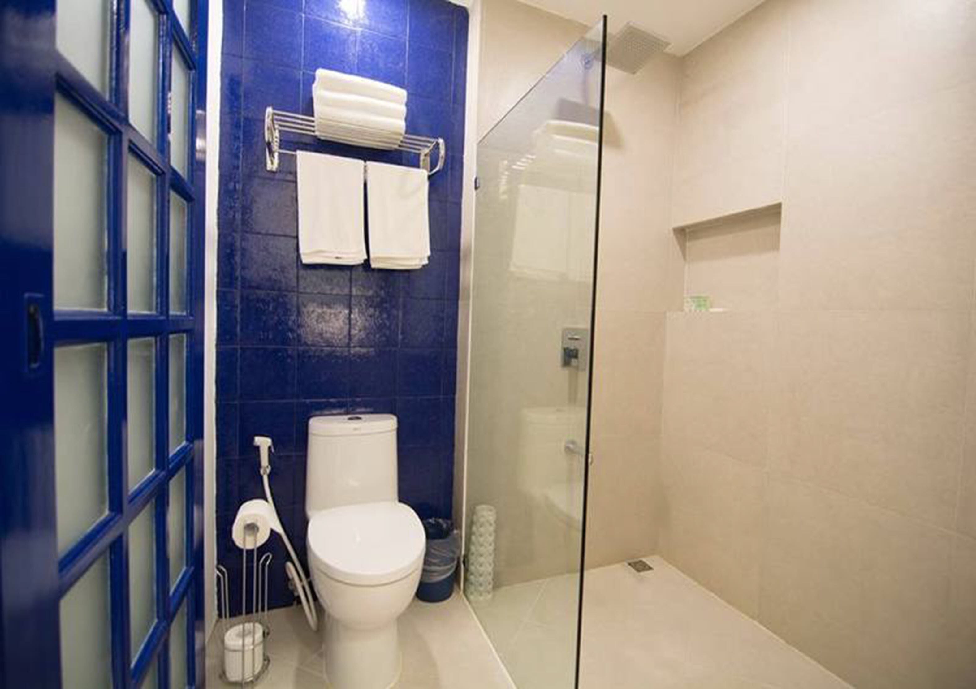 deluxe double room | bathroom | shower, rainfall showerhead, free toiletries, hair dryer