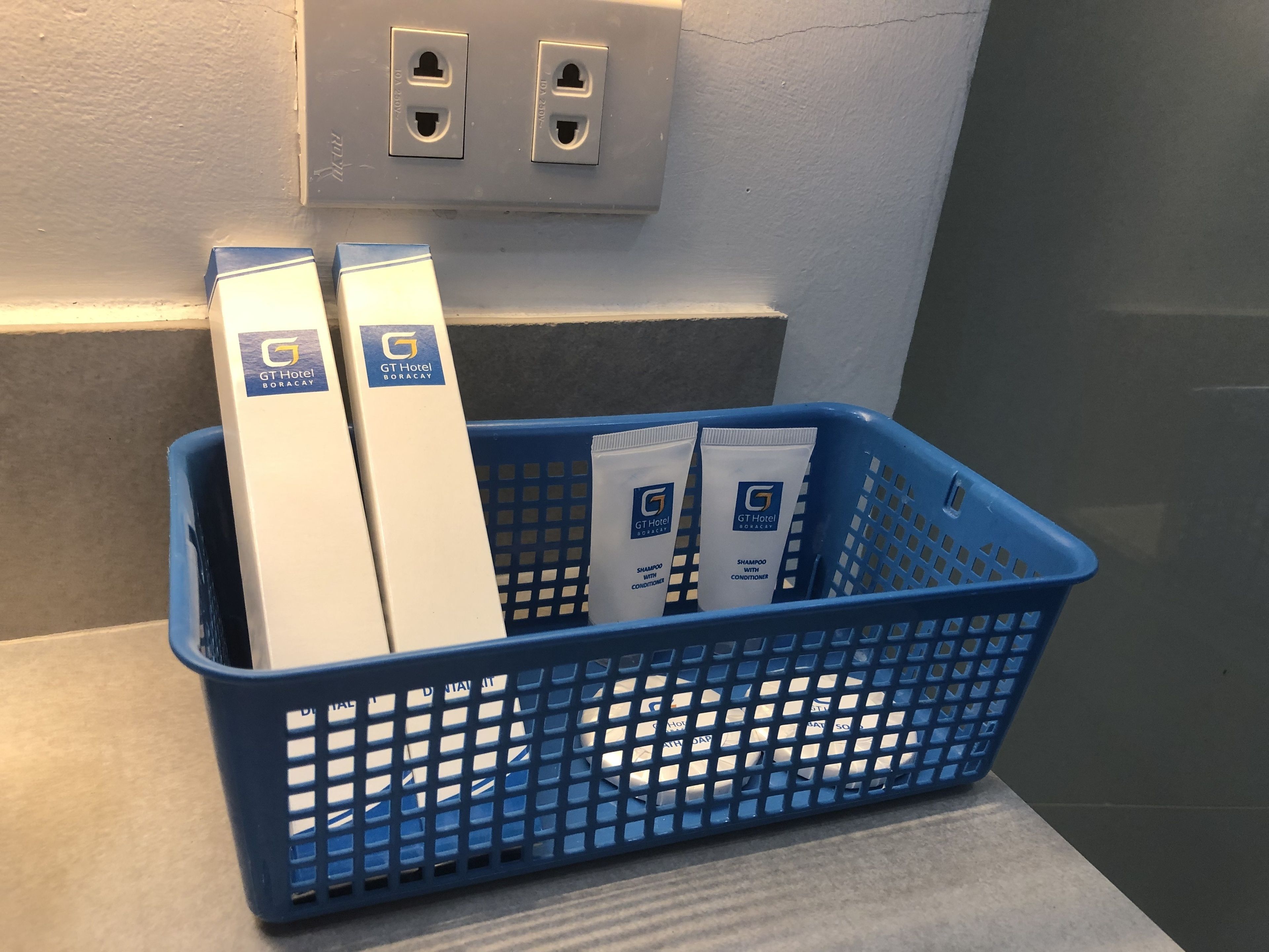 shower, rainfall showerhead, free toiletries, hair dryer