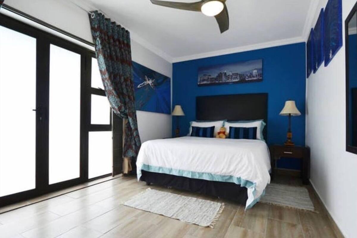 Blue Room | Premium bedding, in-room safe, iron/ironing board, WiFi (free)