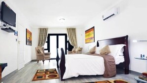 Main Room | Premium bedding, in-room safe, iron/ironing board, WiFi (free) - 2OpTerblanche (Boksburg)
