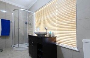 Zimmer, 1 Queen-Bett, Poolblick, Poolseite (Blue) | Waschbecken im Bad