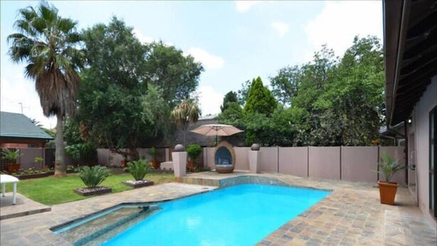 Outdoor pool, pool umbrellas - 2OpTerblanche (Boksburg)