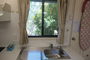 Refrigerador con freezer, microondas, placa de cocina, cafetera/tetera