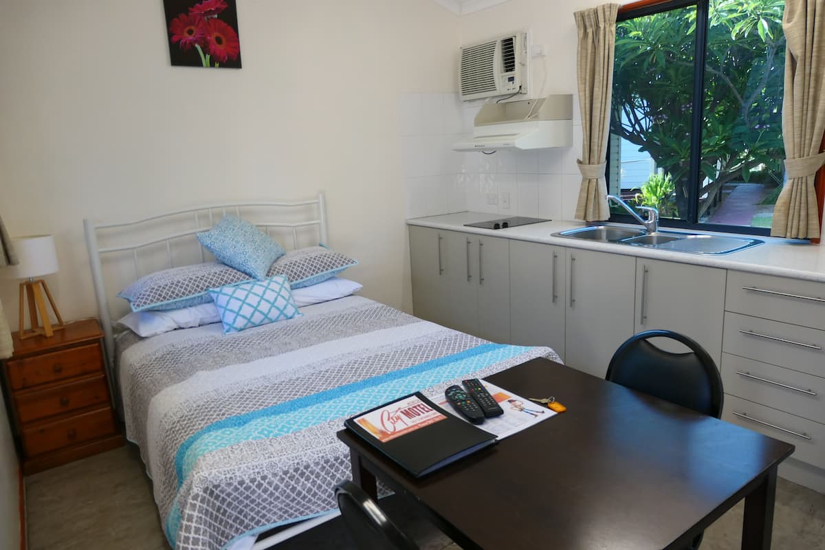 Double Room | Premium bedding, desk, iron/ironing board, free WiFi