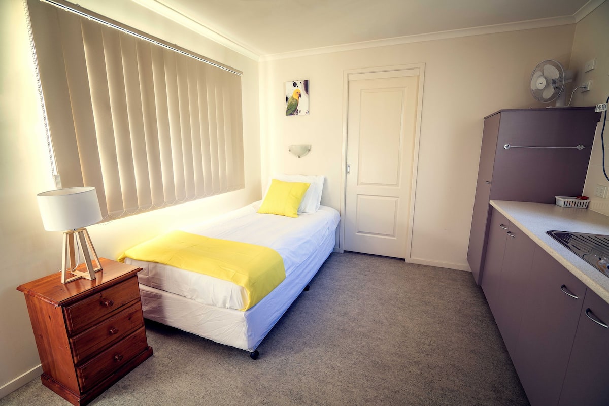 Single Room | Premium bedding, desk, iron/ironing board, free WiFi