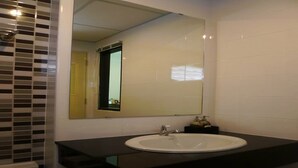 Standard Double Room | 卫生间洗手盆