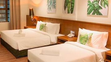 Superior Supreme | Bureau, rideaux occultants, fer et planche Ă repasser, draps fournis