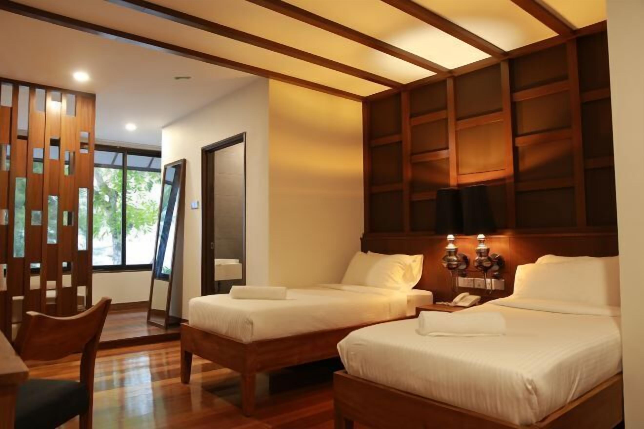 Bàn, màn/rèm cản sáng, bàn ủi/dụng cụ ủi quần áo, bộ trải giường 