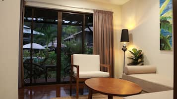 Deluxe-Doppelzimmer, 1 King-Bett, Balkon, Poolblick | Wohnbereich