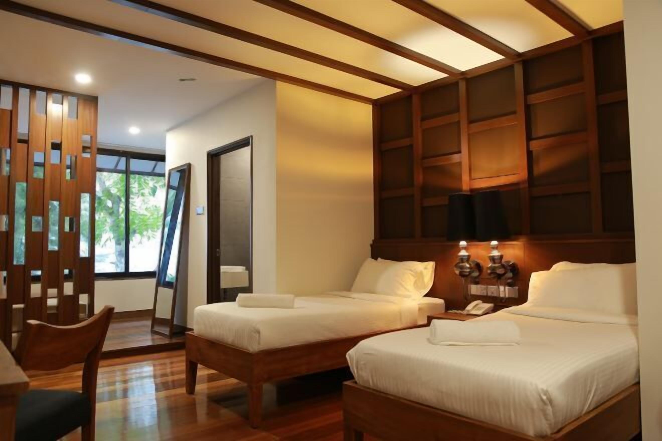 Bàn, màn/rèm cản sáng, bàn ủi/dụng cụ ủi quần áo, bộ trải giường 