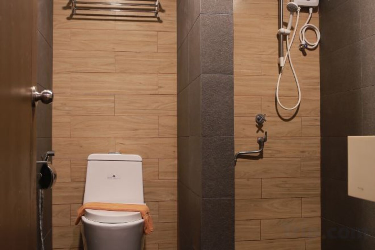 Shower, rainfall showerhead, free toiletries, towels