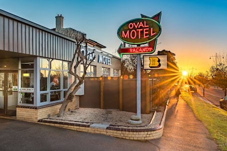Fachada de la propiedad. Oval Motel