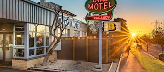 Oval Motel