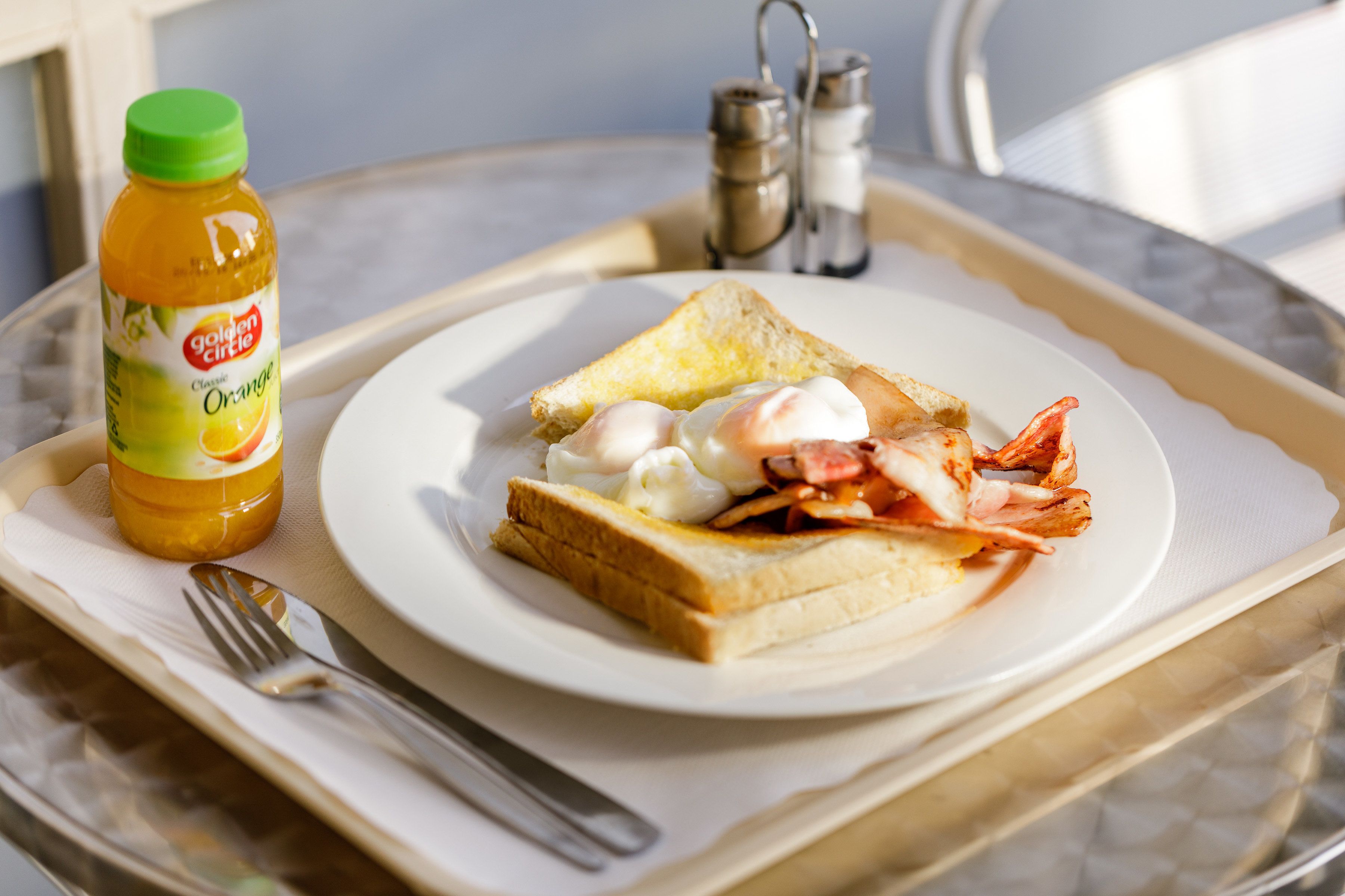 daily cooked-to-order breakfast for a fee