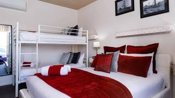 Triple Room | In-room safe, iron/ironing board, free WiFi