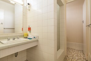 Douche, articles de toilette (gratuits), séchoir à cheveux