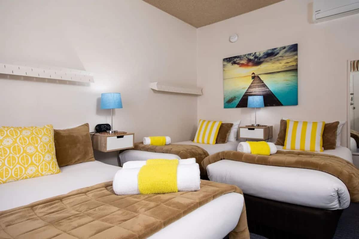 Deluxe driepersoonskamer | Een kluis op de kamer, een strijkplank/strijkijzer, gratis wifi