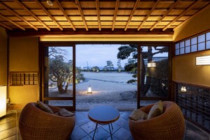 Casa tradicional, vista para o jardim, em edifício anexo (Japanese Style) | Cofres nos quartos, roupa de cama