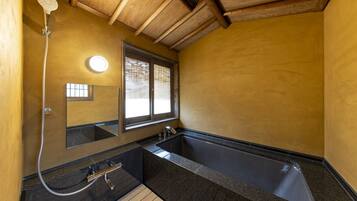 Un baño con bañera, ducha, lavabo y espejo.