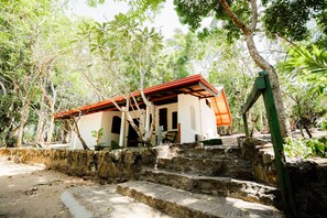 Deluxe Triple Room | Soundproofing, bed sheets - The Waves Beach Chalets (Tangalle)