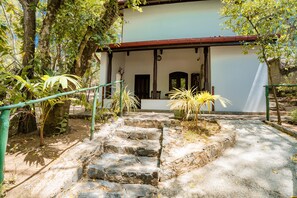 Deluxe Twin Room, Multiple Beds, Ground Floor | Soundproofing, bed sheets