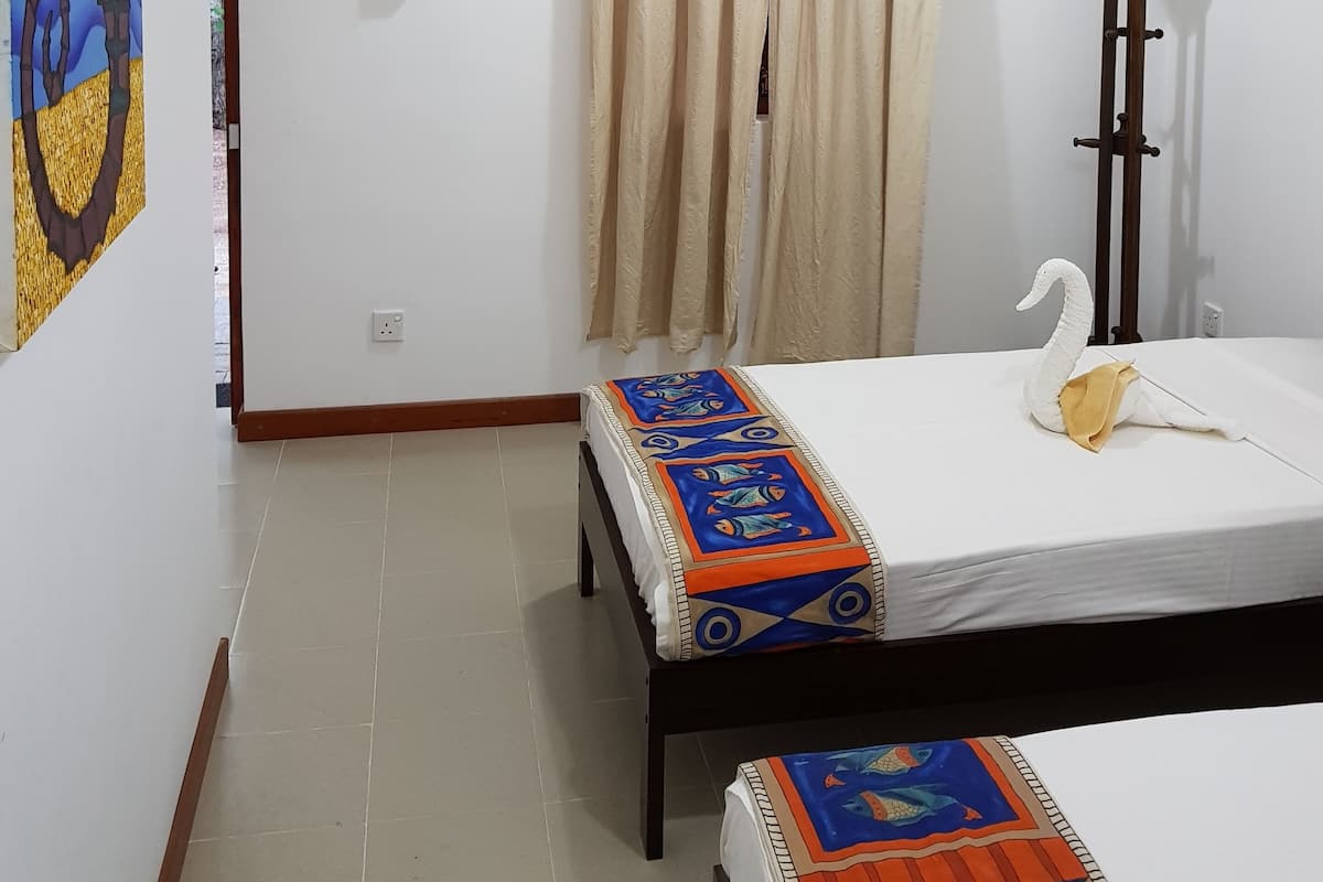 Chambre Confort avec lits jumeaux, 2 lits une place, rez-de-chaussée | Chambres insonorisées, draps fournis