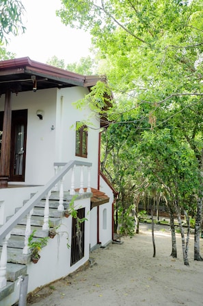 Habitació doble superior, 1 llit de matrimoni, banyera d'hidromassatge, vistes a l'oceà | Terrassa o pati
