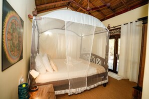 高级双人房, 1 张大床, 按摩浴缸, 海洋景观 | 隔音、床单